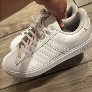 Like new women’s adidas size 9